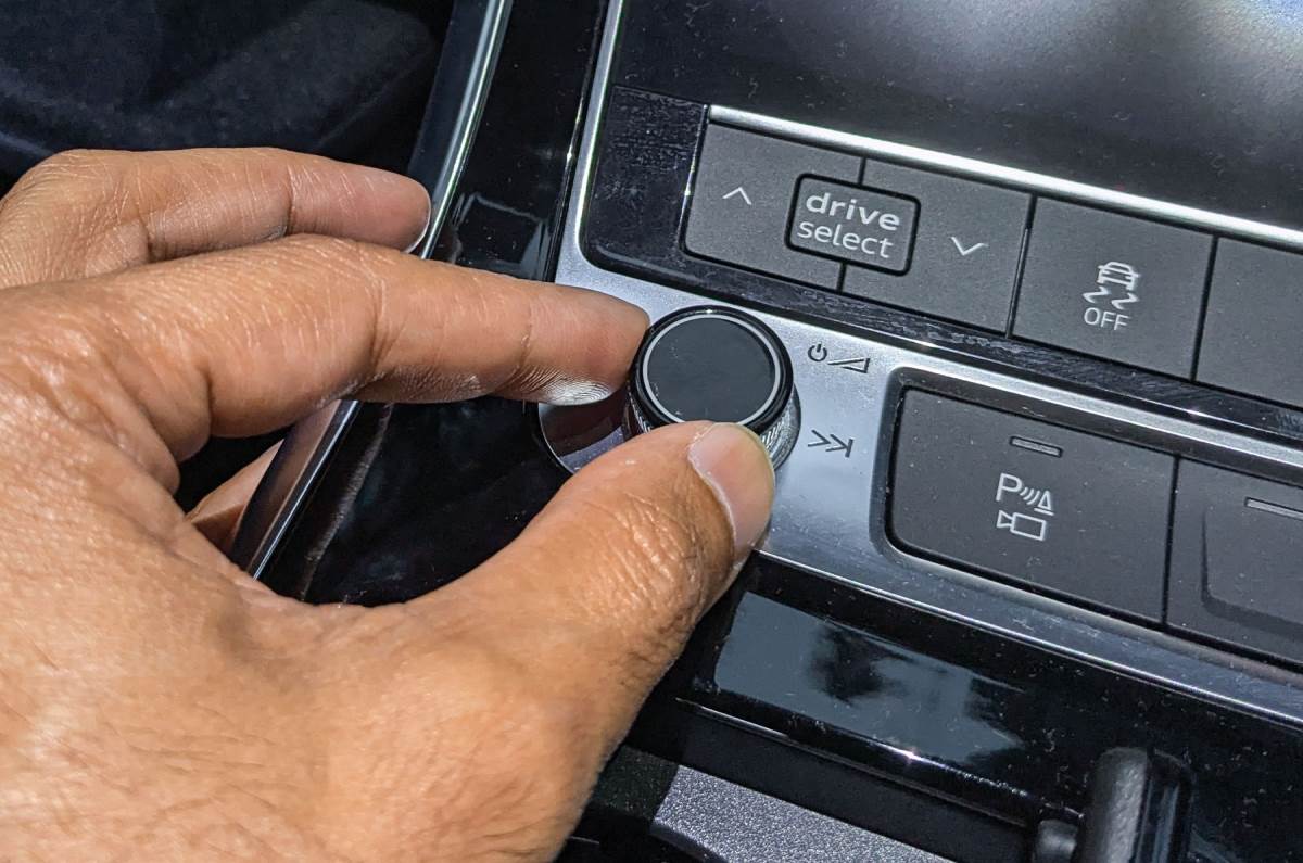 2025 Audi Q8 infotainment button