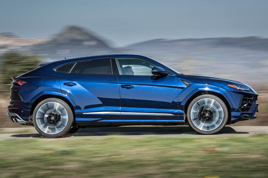 Lamborghini Urus side action