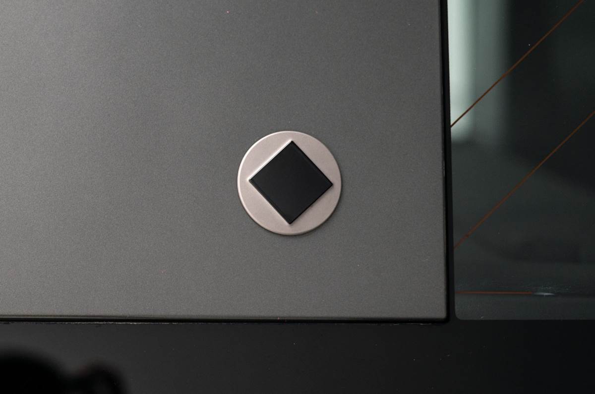 Defender Octa octagonal badge