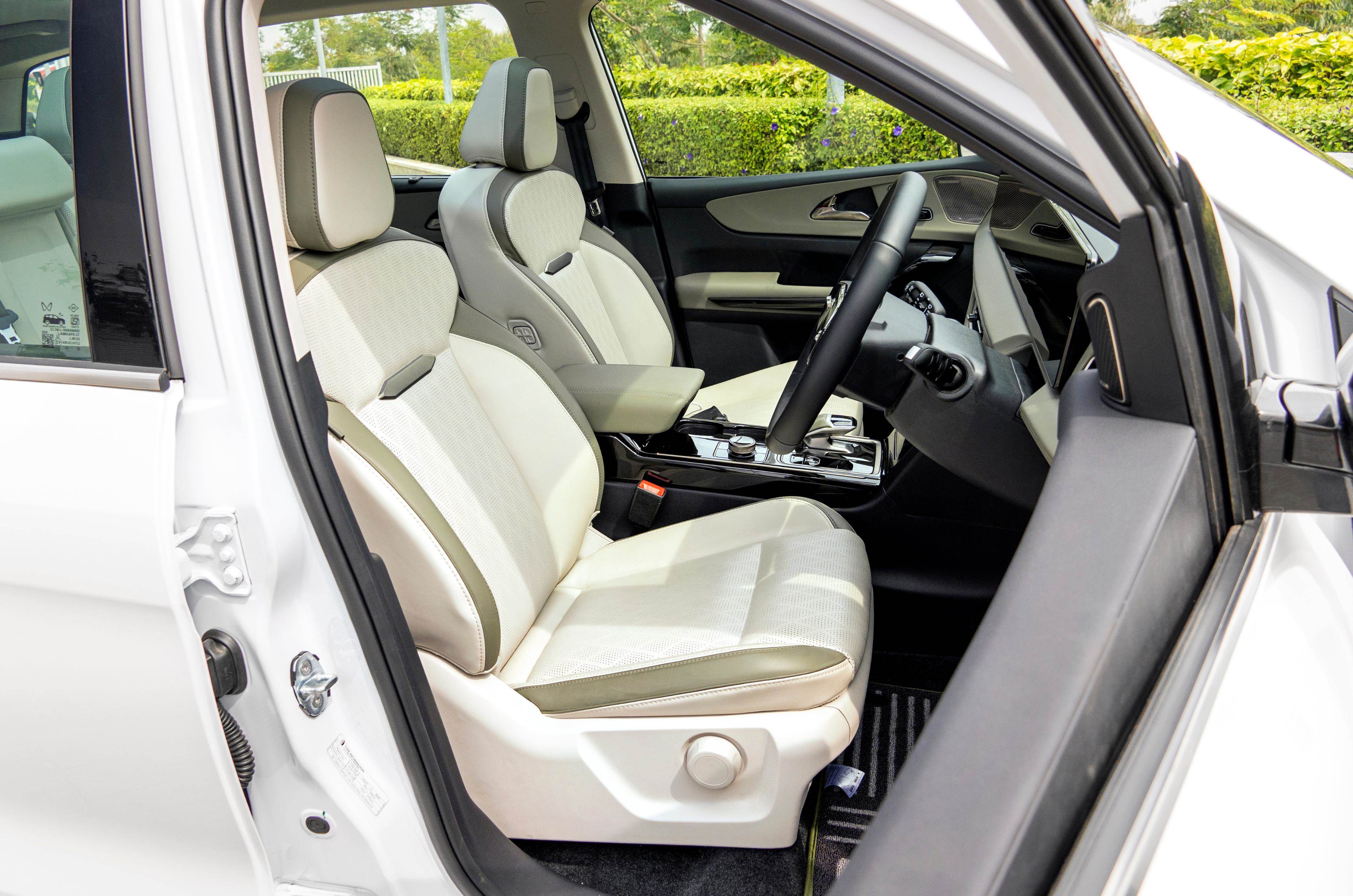 Mahindra XEV 9S front seats