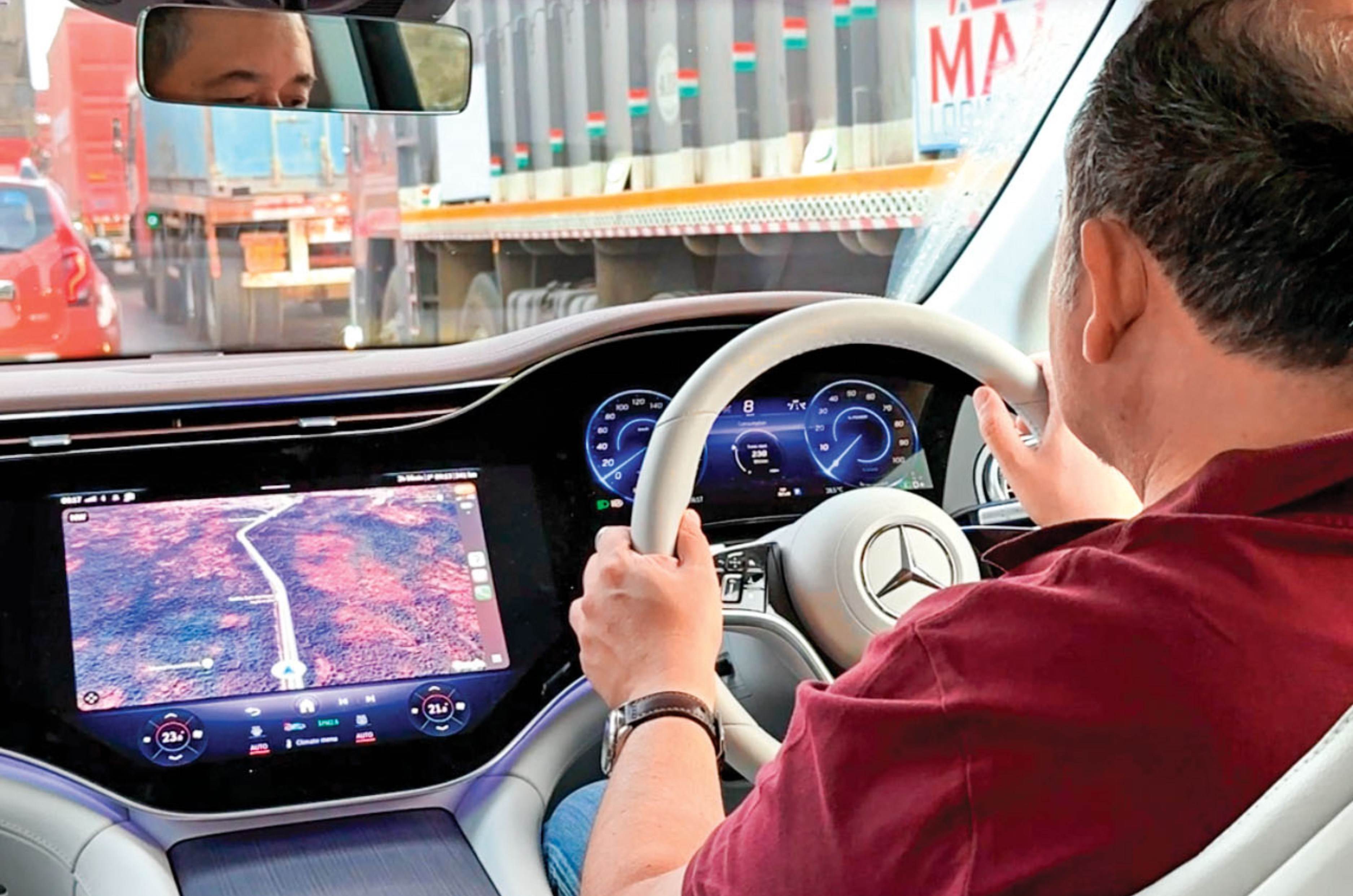 Mercedes EQS SUV driving