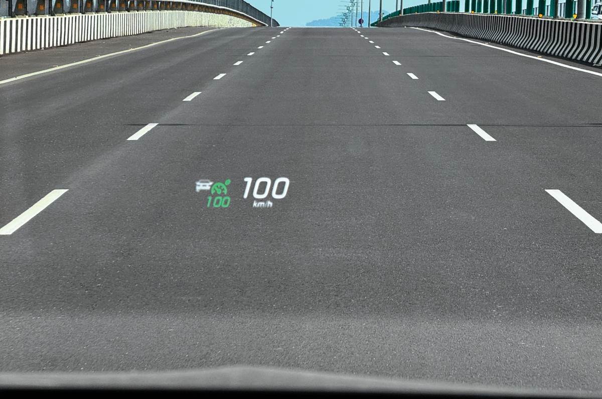 Mercedes EQE SUV 500 HUD