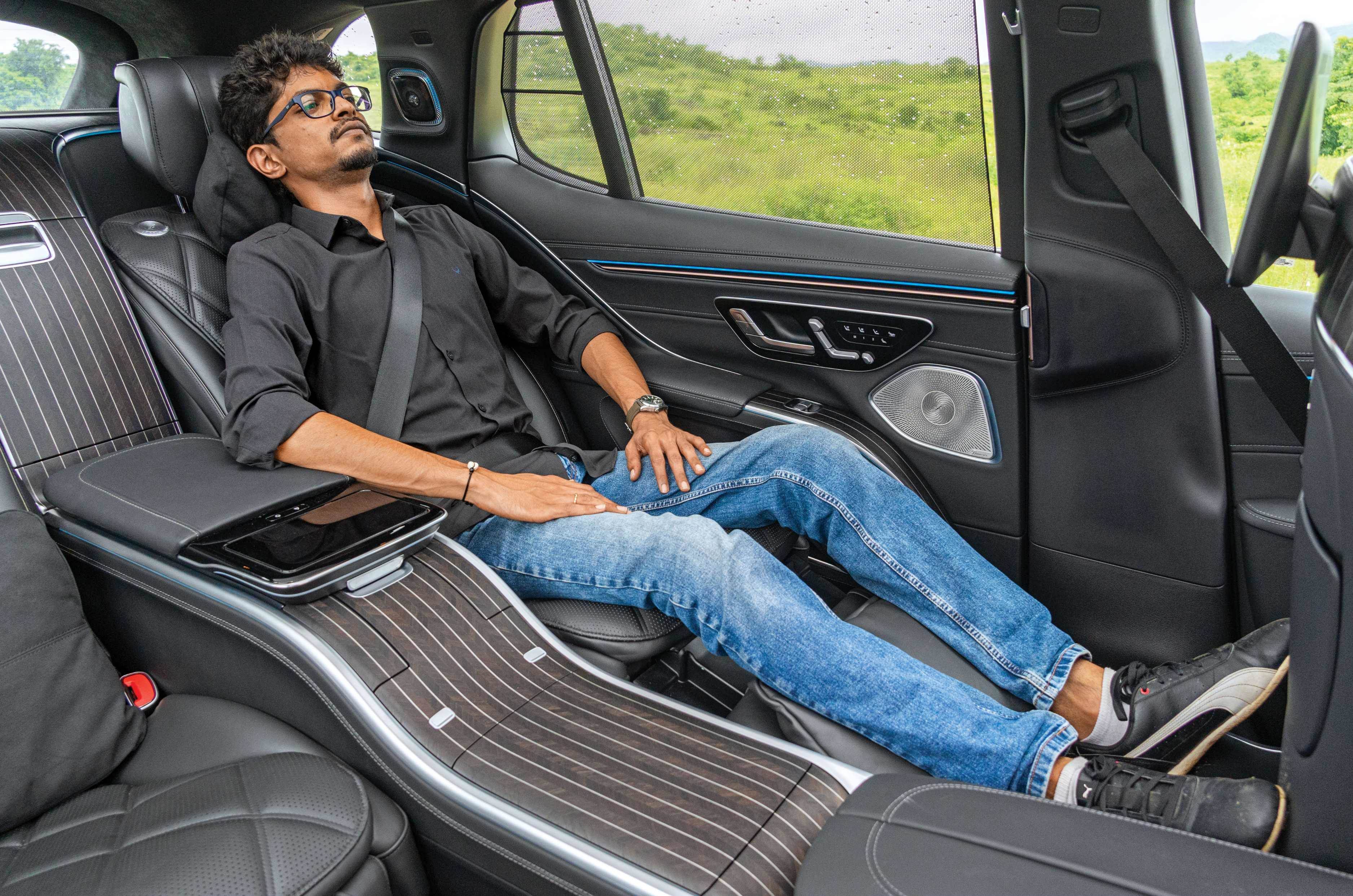 Mercedes-Maybach_EQS_SUV_680_Night_Series_Rear_Seats