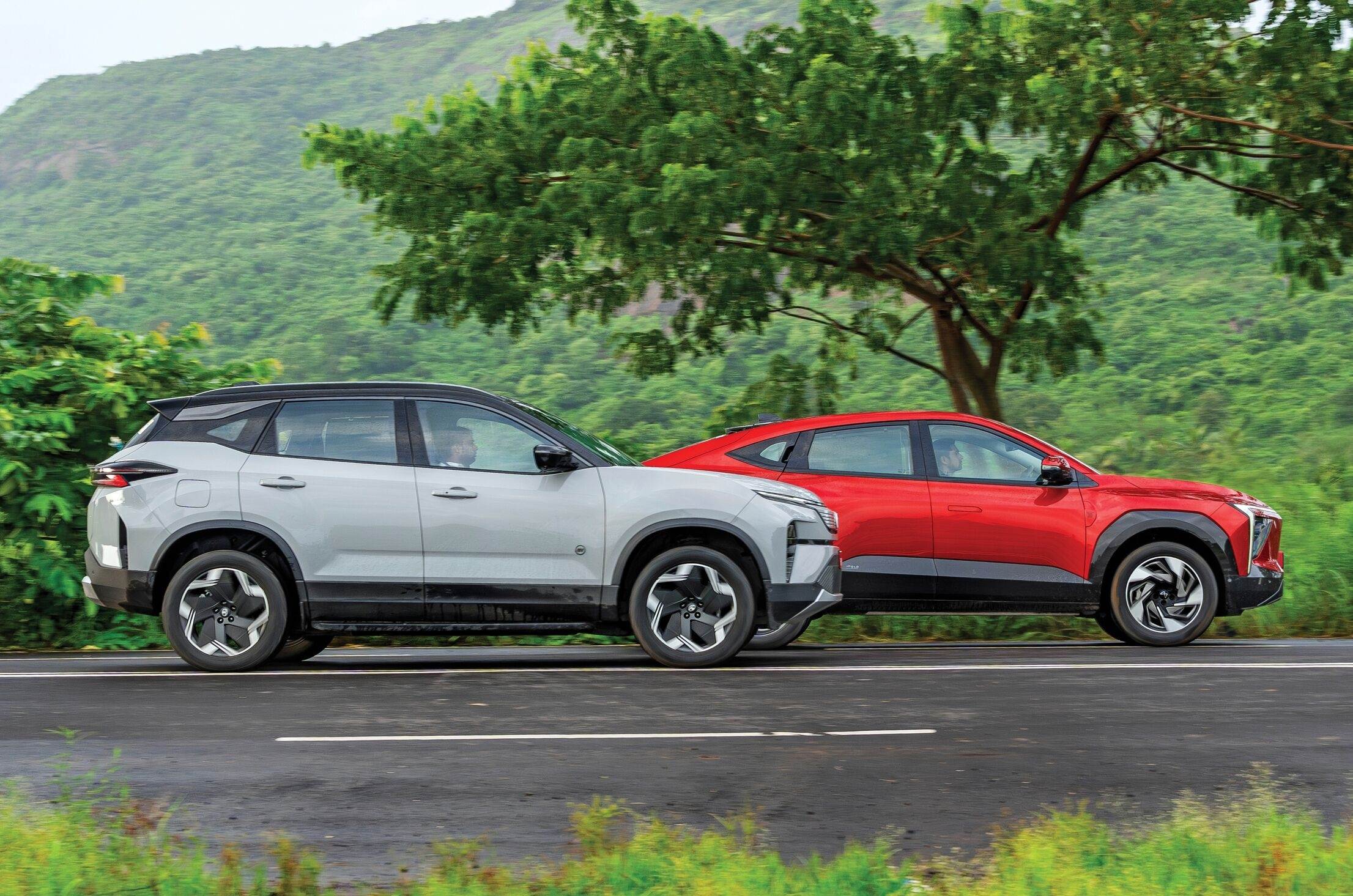Tata Harrier EV vs Mahindra XEV 9e side action