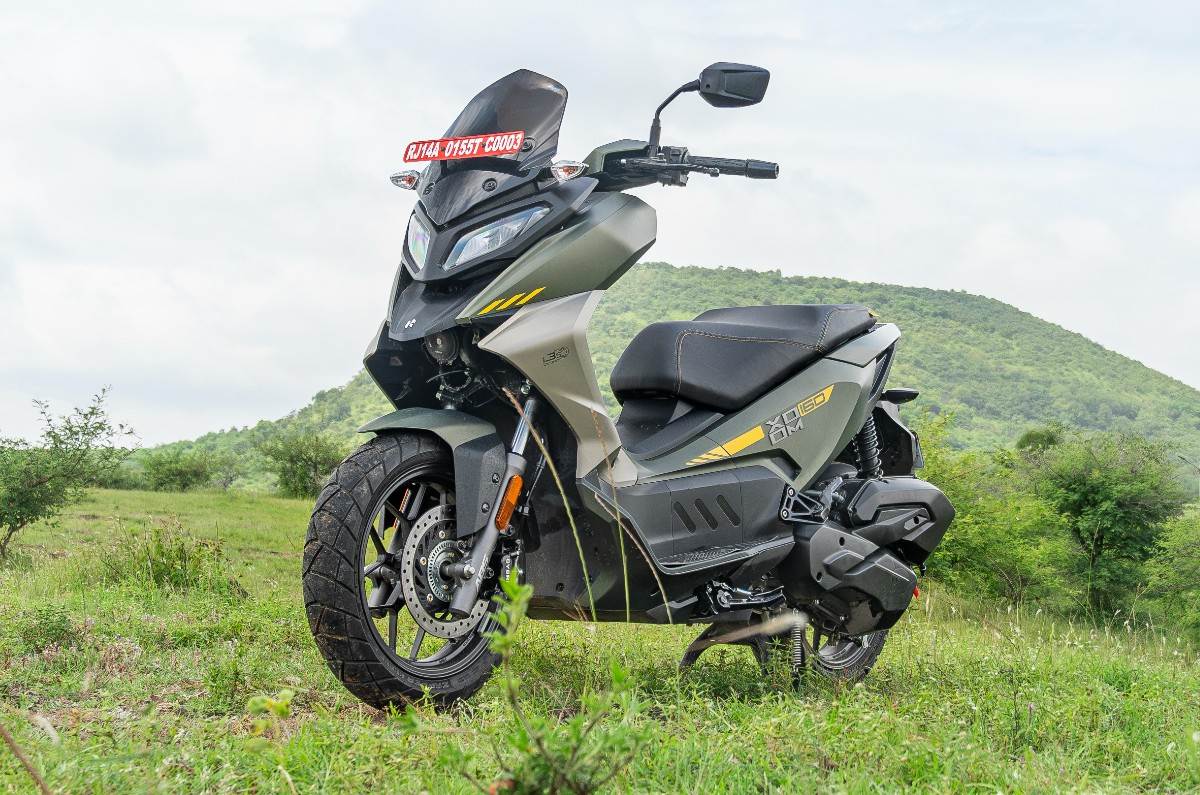 Hero Xoom 160 front left static shot in field