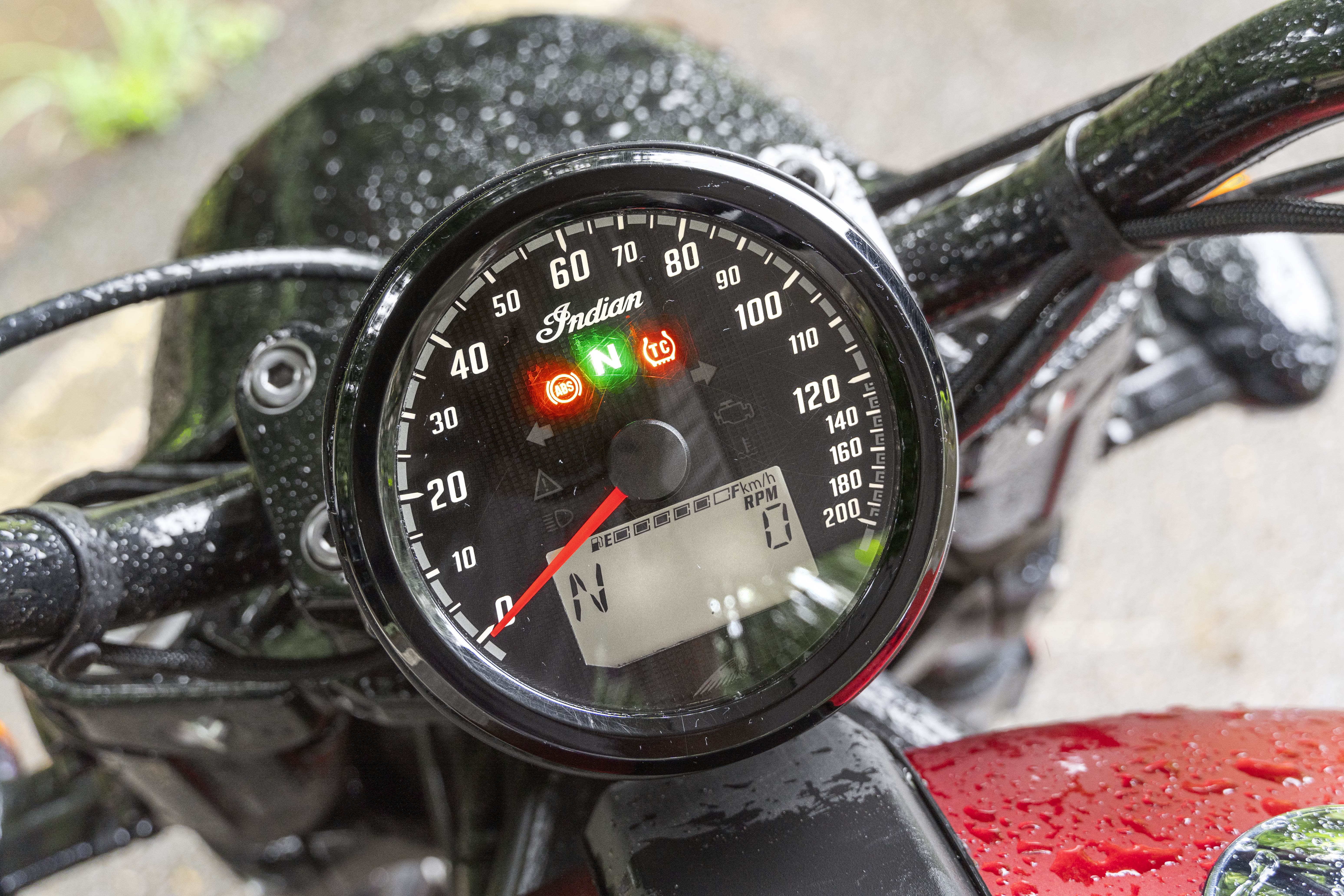 2025 Indian Scout Bobber analogue dash