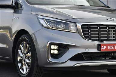Ice cube fog lamps and LED headlamps standard on Prestige and Limousine trims.