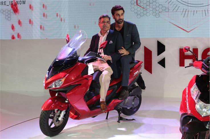 Ranbir Kapoor and Hero MotoCorp MD & CEO, Pavan Munjal on the Hero ZIR.