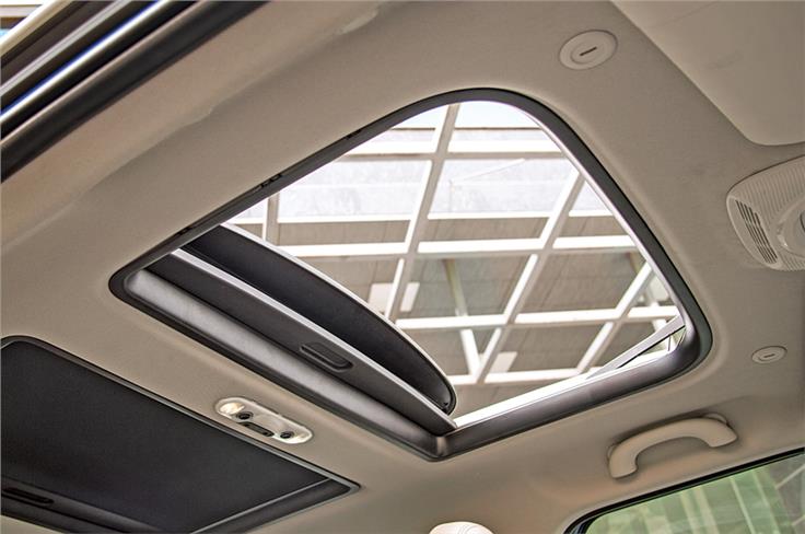 Sun- and moonroof brighten up cabin.