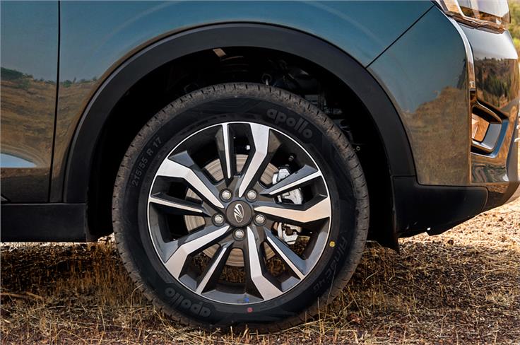 17-inch diamond-cut alloy wheels offered on the top-spec W8 (O) variant.