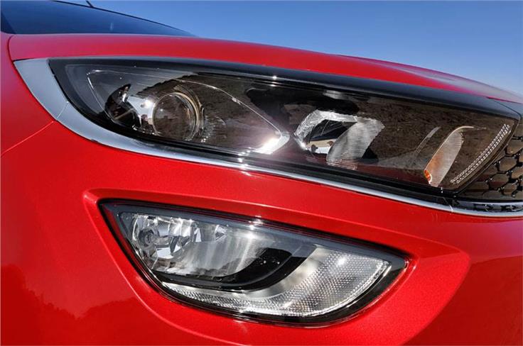 Projector headlamps part of the package. Fog lamps also house DRLs.