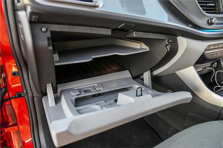 15-litre glovebox is cooled and gets compartments for different items.