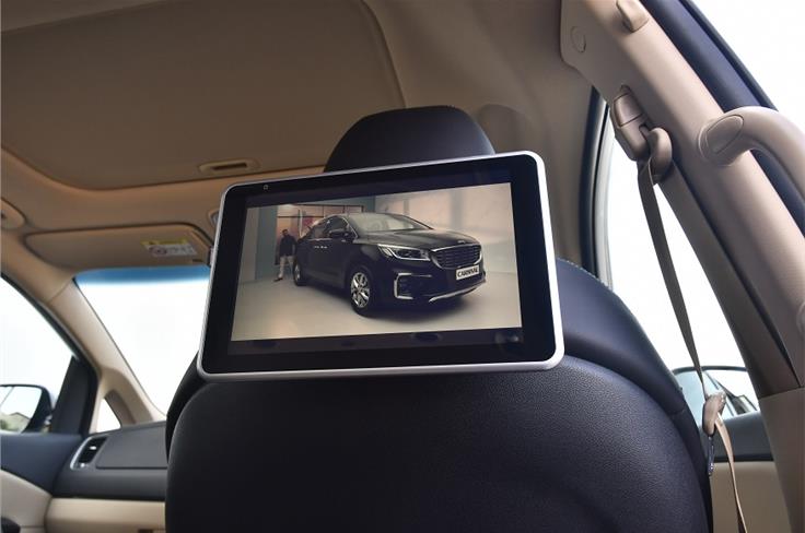 Rear seat entertainment screens support screen mirroring. 