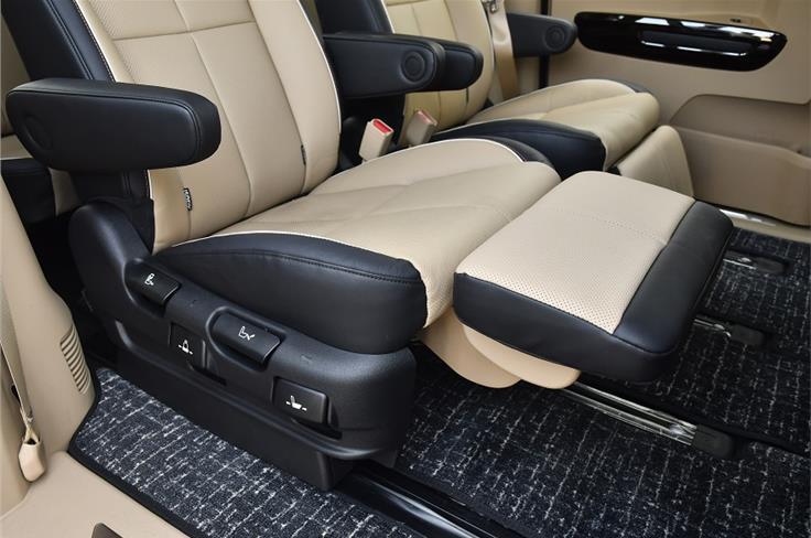 Middle row leg rests are exclusive to Limousine trim. 