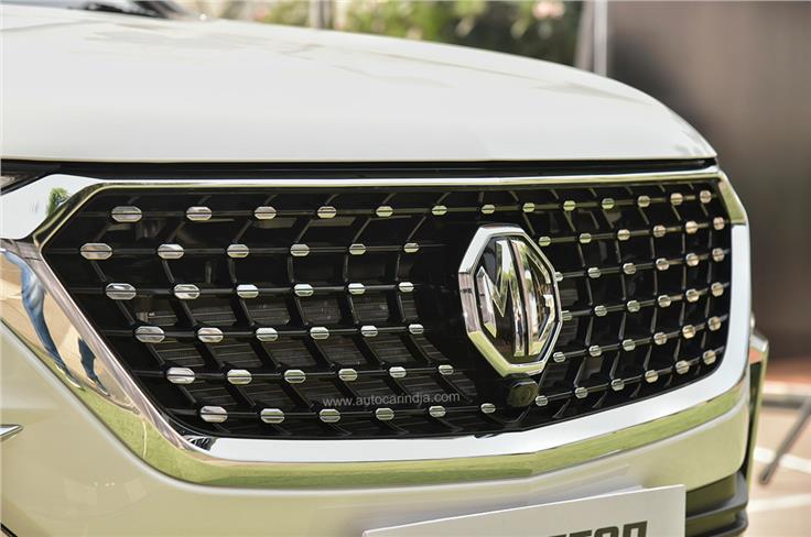 The Hector facelift features a new grille design with a studded pattern. 