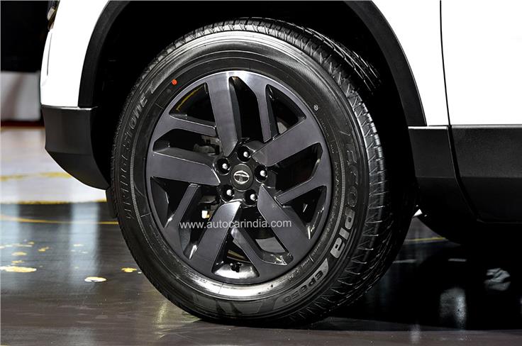 18-inch alloy wheels similar to those on the Safari Adventure Persona