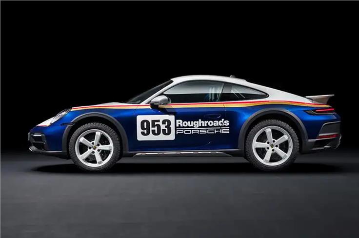 2022 Porsche 911 Dakar side