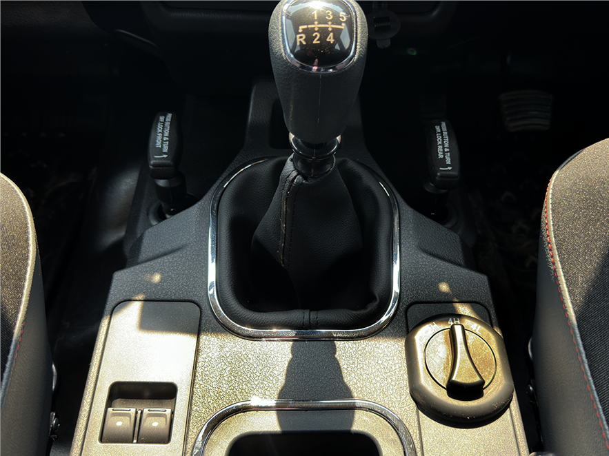 Manual gear lever and electronic 4x4 shifter