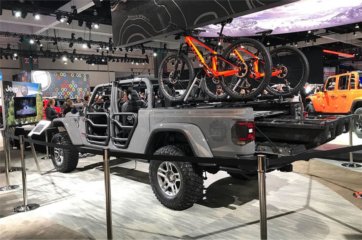 New Jeep Gladiator Unveiled At The La Motor Show Autocar