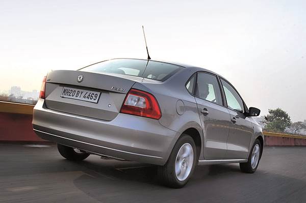 Renault Scala vs Ford Fiesta vs Skoda Rapid vs Hyundai Verna vs Honda City 