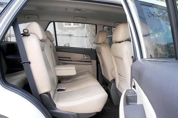 New 2013 Toyota Innova vs Tata Aria