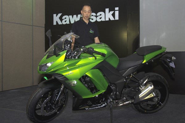 Liquid-cooled engine - 2014 Kawasaki Z1000 launched at Rs 12.5 lakh
