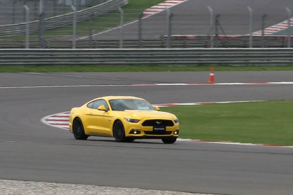 2016 Ford Mustang GT review, test drive