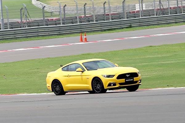 2016 Ford Mustang GT review, test drive