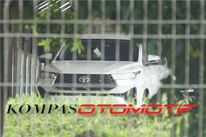Toyota Innova Hycross front 