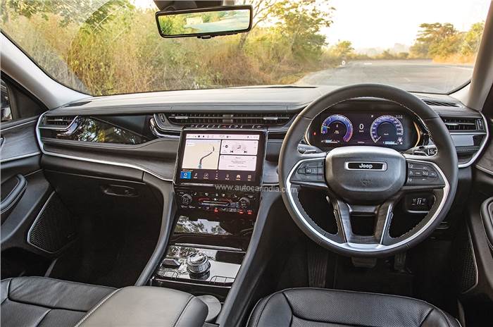 2022 Jeep Grand Cherokee interior