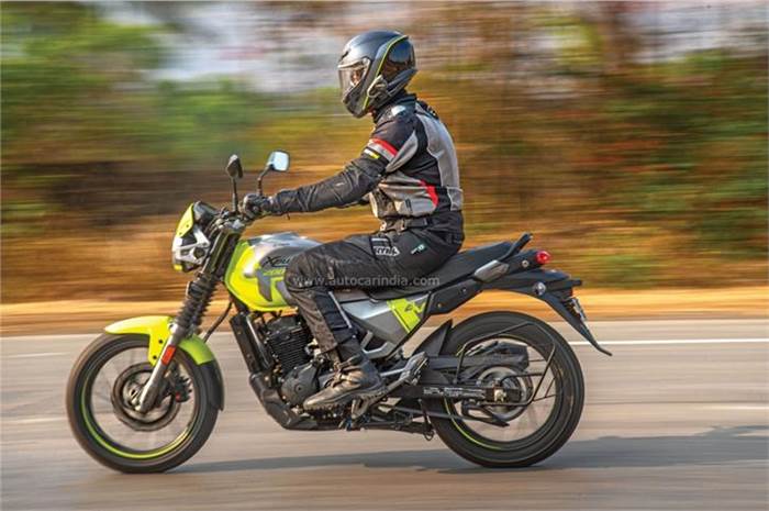 Bajaj Pulsar N250 price, mileage, comfort.