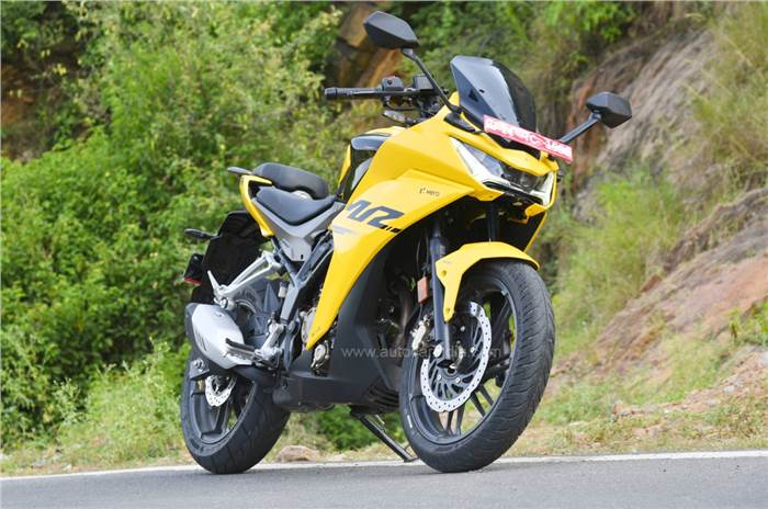 Yamaha R15 price, power, features.