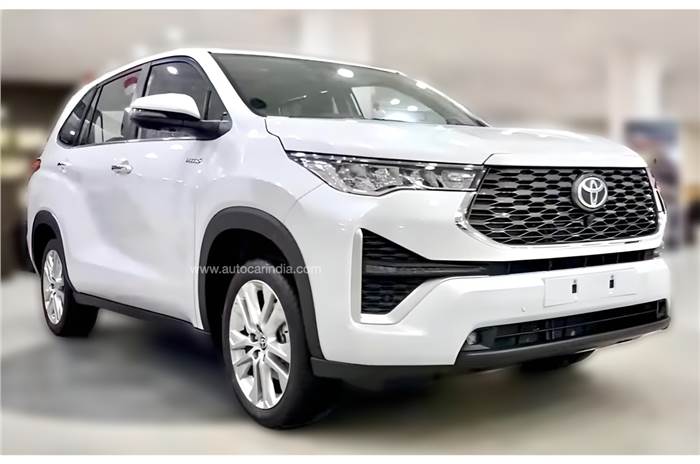 Toyota Innova Hycross ZX, ZX (O) bookings paused again