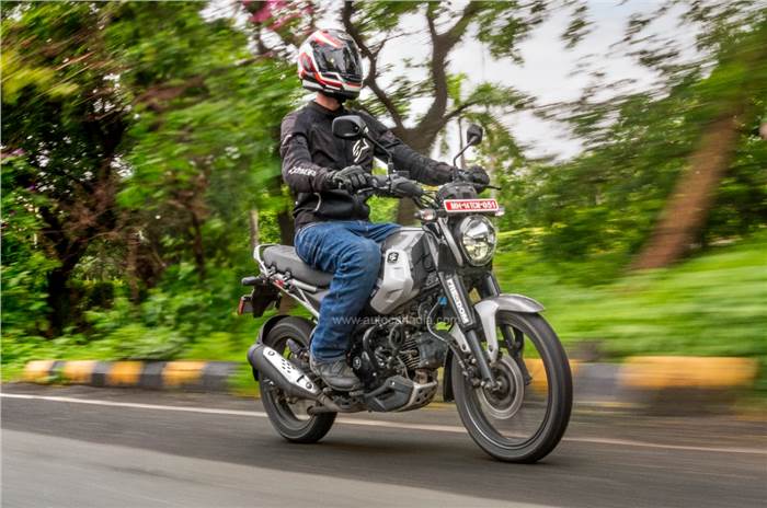 Bajaj Freedom 125 CNG bike front tracking 