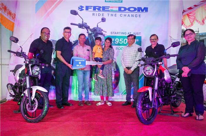 Bajaj Freedom 125 CNG bike delivery event in Pune, India.