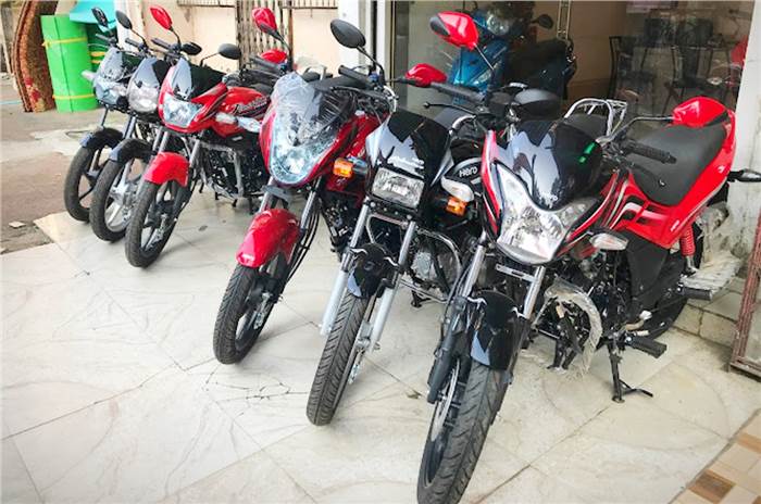 Hero Splendor, Glamour showroom, sales in India, front static image.