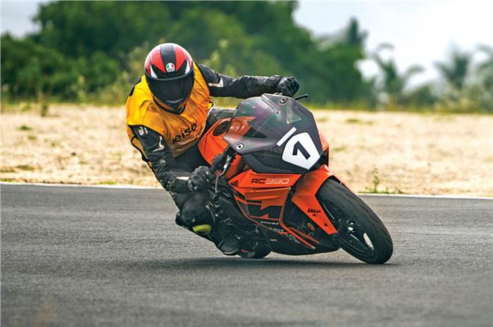 Testing Reise's new TraceRad tyres on a KTM RC 390