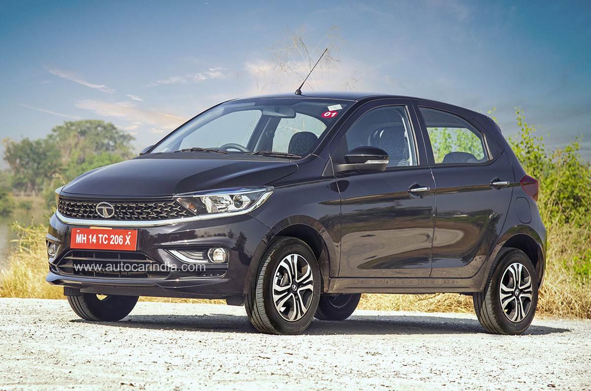 Tata Tiago CNG front quarter 