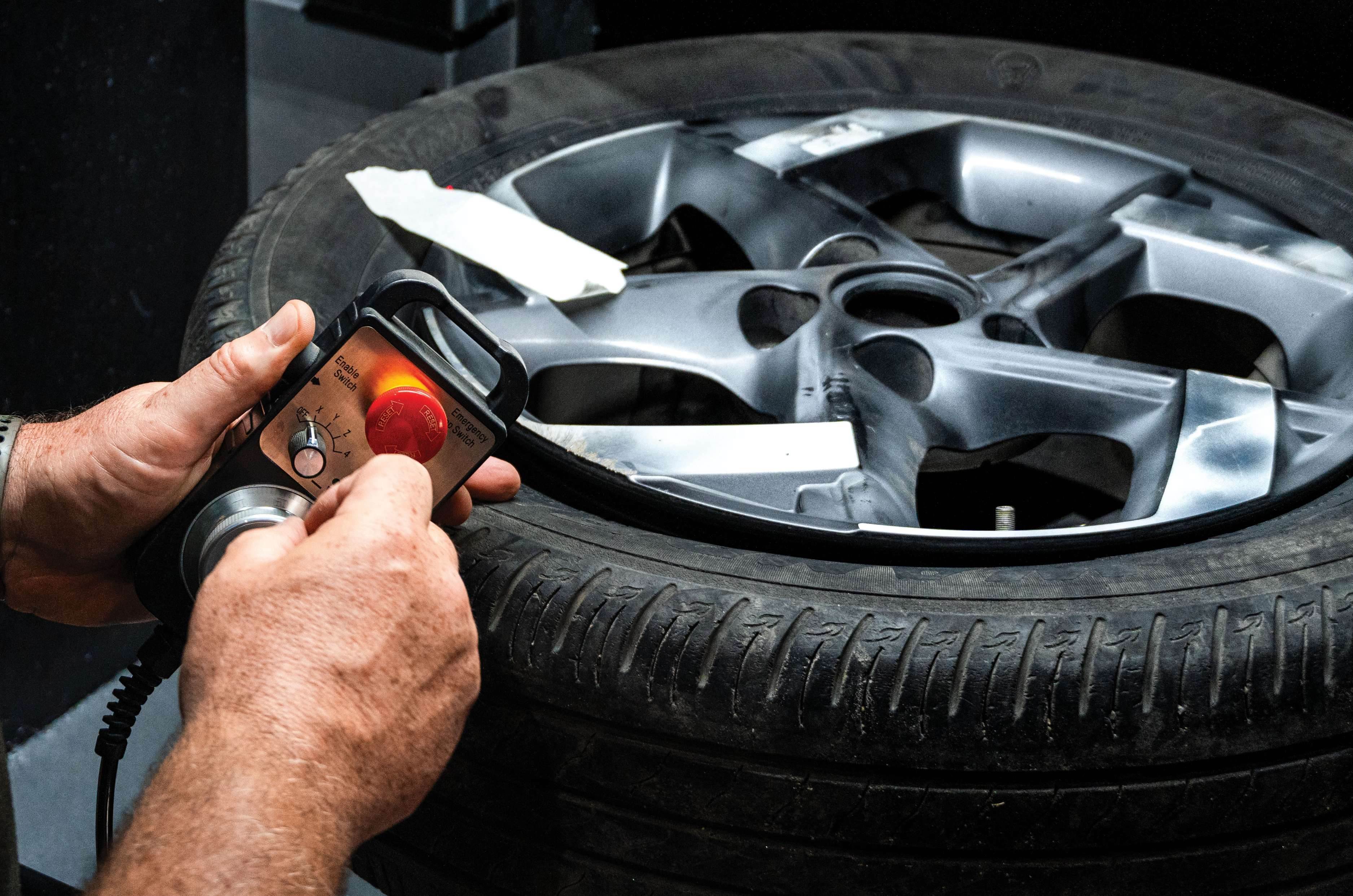 Hyundai Venue 16-inch alloy wheel refurbshing cutting Hyundai Venue 16-inch alloy wheel refurbshing cutting