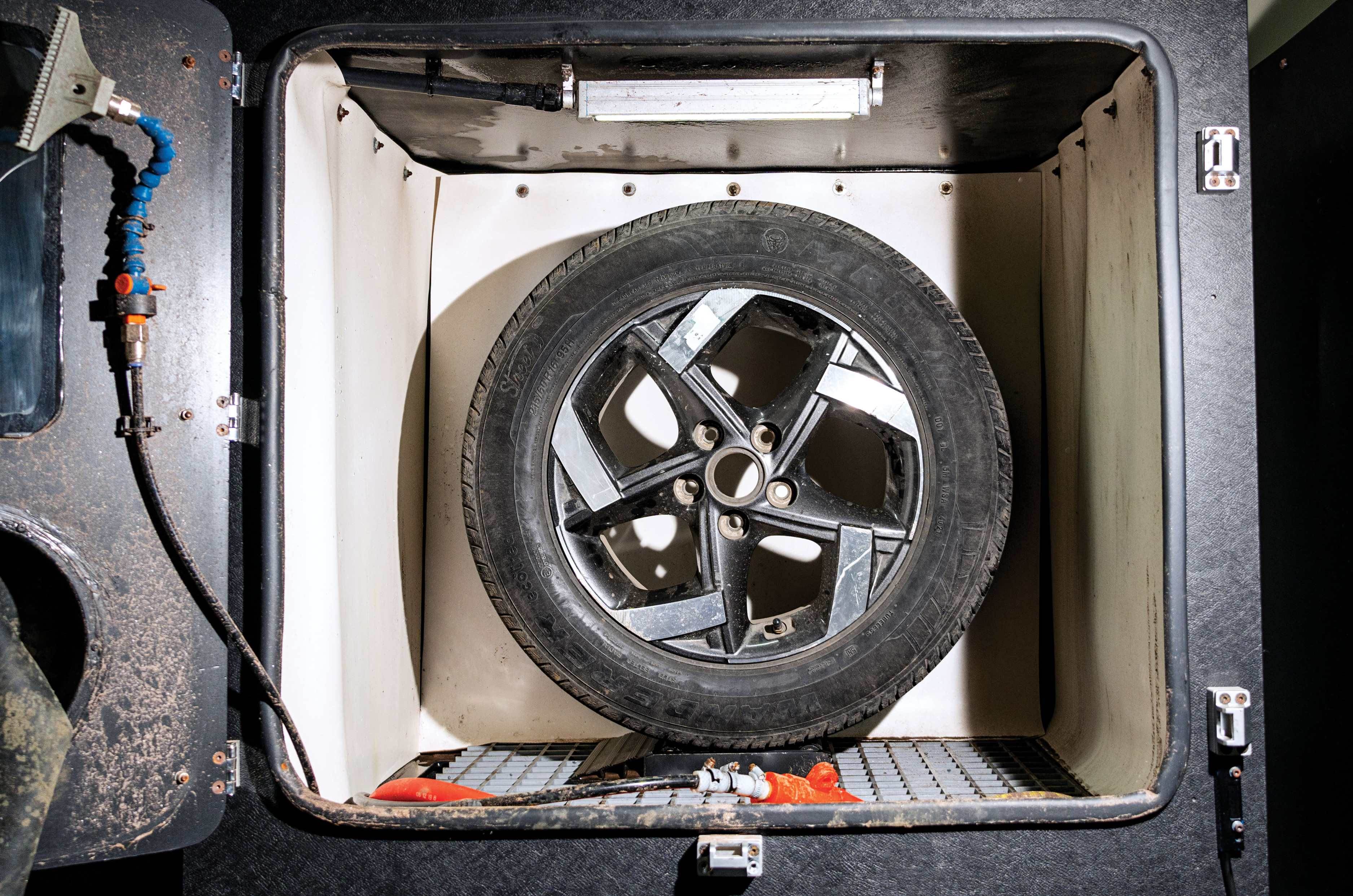 Hyundai Venue 16-inch alloy wheel refurbshing Hyundai Venue 16-inch alloy wheel refurbshing