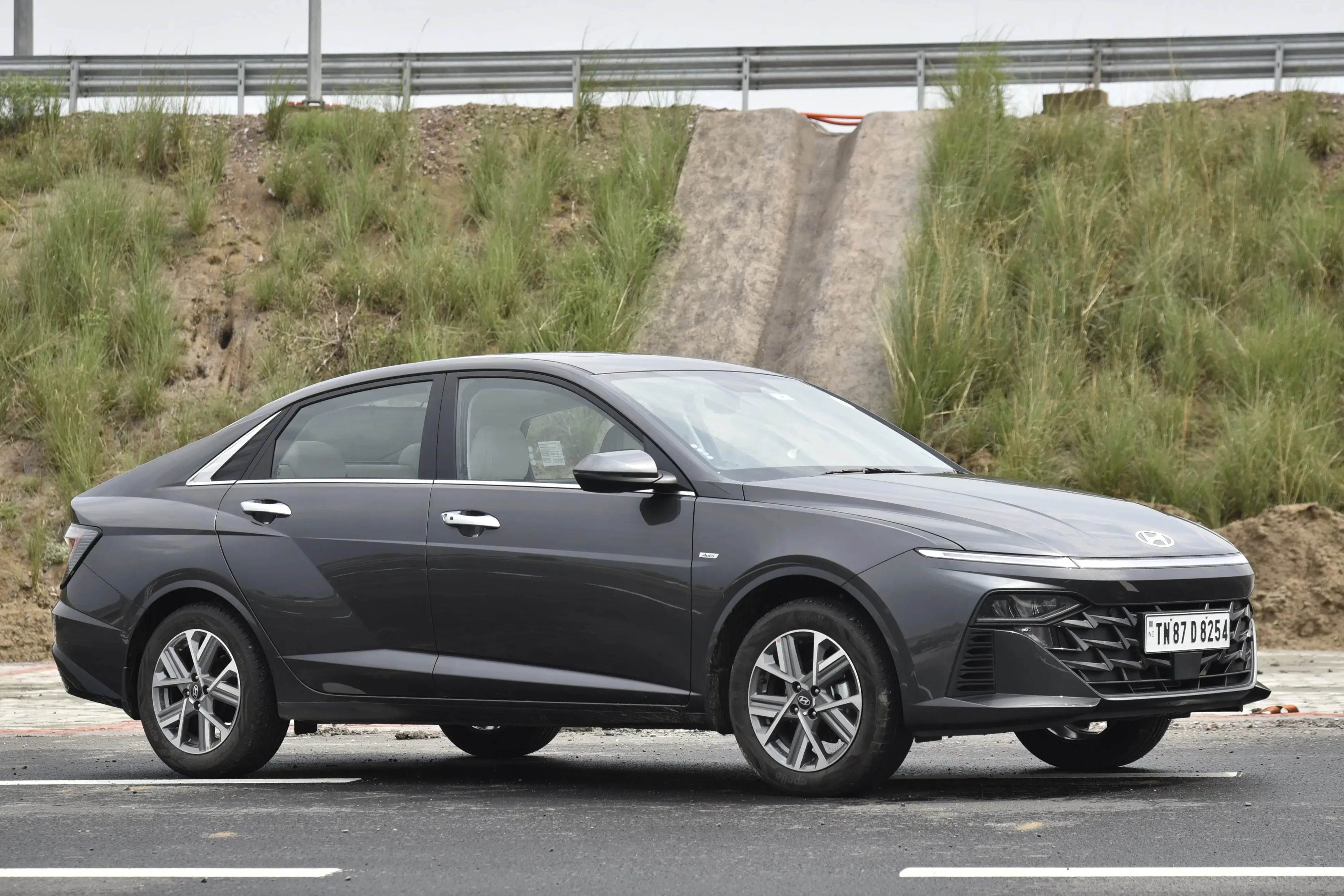 Hyundai Verna side right static Hyundai Verna side right static