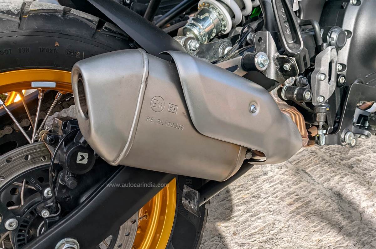 Stubby and slim exhaust muffler on the new Himalayan.