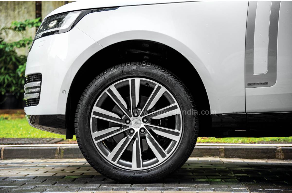 ImageResizer.ashx?n=https%3a%2f%2fcdni.autocarindia.com%2fReviews%2fRange Rover front wheels
