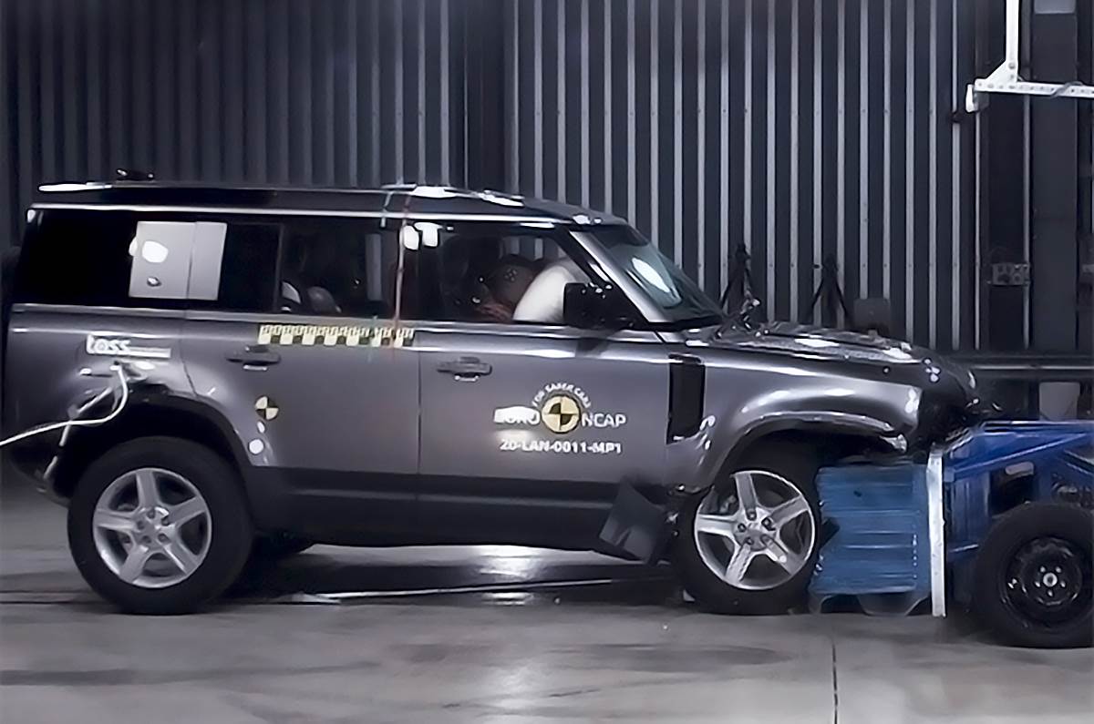 Crash defender. Краш тест ленд Ровер Дефендер. Land Rover Defender краш тест. Краш тест Land Rover Defender 2021. Old Defender 110 crash Test.