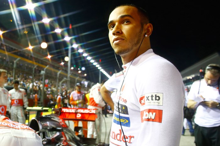 Lewis replaces Schumacher at Mercedes