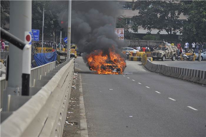 Audi R8 catches fire in Mumbai
