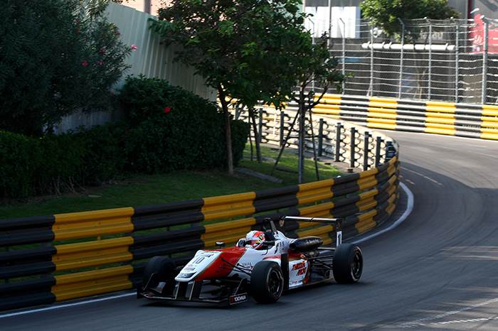 Lynn wins Macau qualifying race