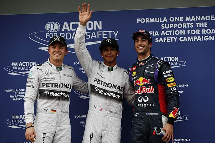 Australian GP: Hamilton denies Ricciardo Melbourne pole