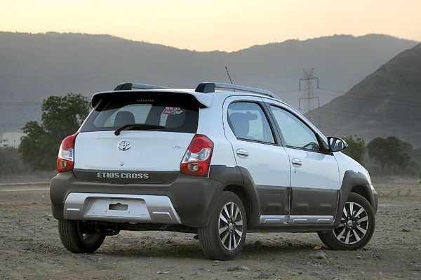 Toyota Etios Cross vs Volkswagen Cross Polo