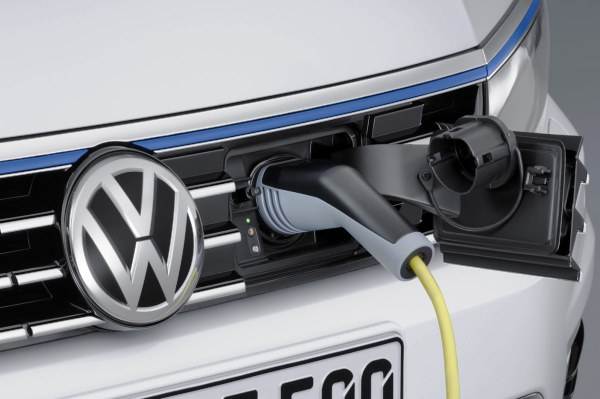Volkswagen Passat GTE revealed
